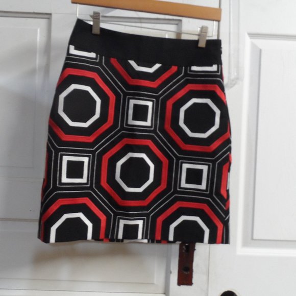 NWOT Red/White/Black Design Ann Taylor Mini - Size 0 - Picture 1 of 3